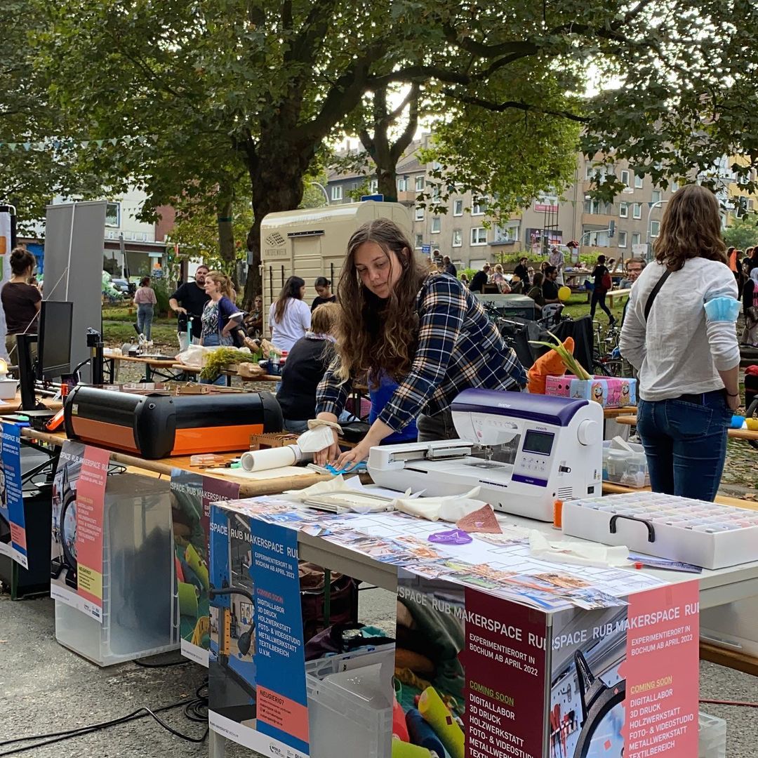 Pia betreut den Makerspace-Stand bei der Projektwoche Recycling.