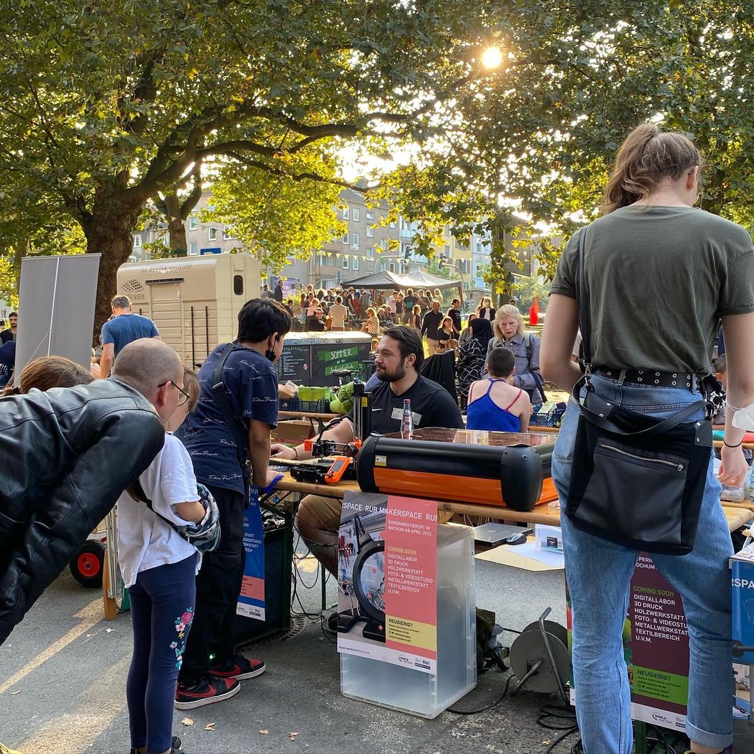 Michael zeigt interessierten Kindern und Erwachsenen, wie 3D-Drucker und Lasercutter funktionieren.