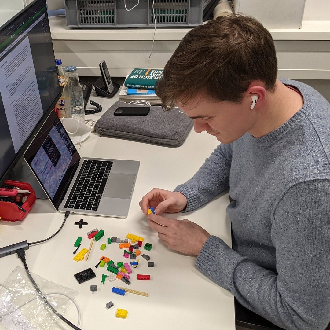 Flo sitzt in seinem Büro und baut Lego zusammen.